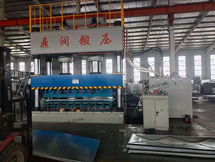 1000吨不锈钢水箱板成型液压机