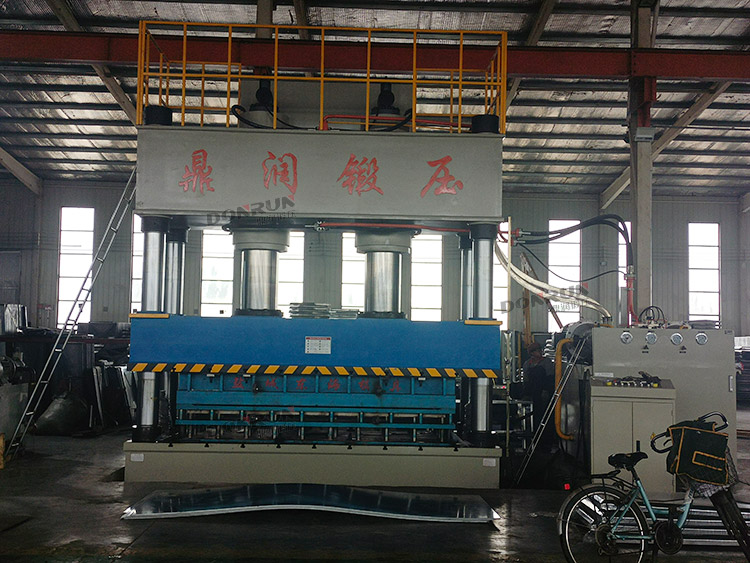 1000吨四柱液压机冲压不锈钢水箱板