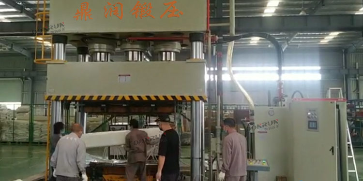 1500吨四柱液压机模压玻璃钢电缆桥架现场