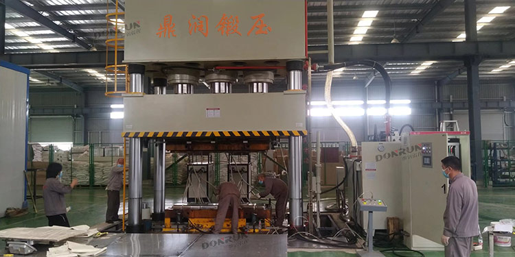 1500吨玻璃钢电缆桥架模压成型液压机现场