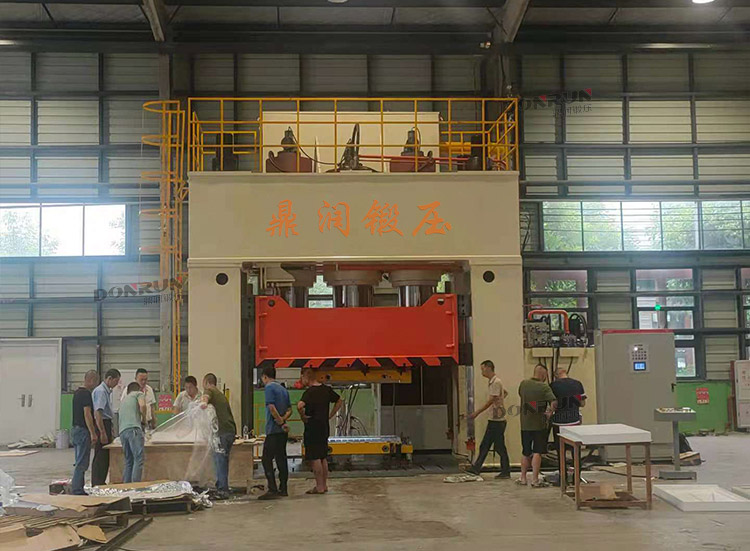 2500度复合材料成型液压机