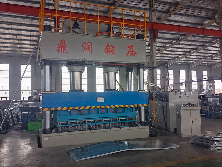 不锈钢水箱板成型液压机客户现场