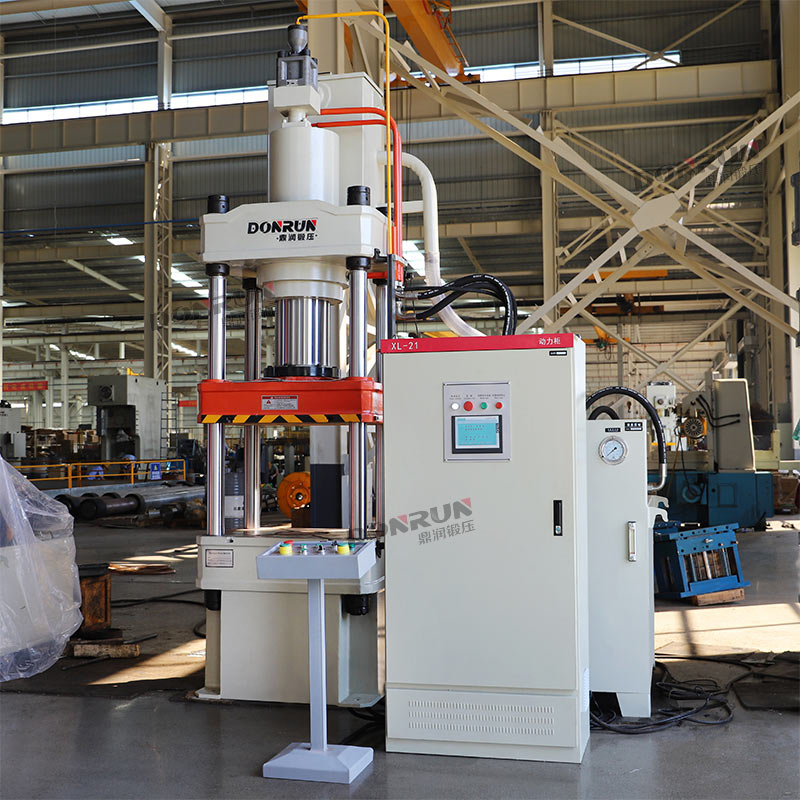 200吨三梁四柱液压机车间试机