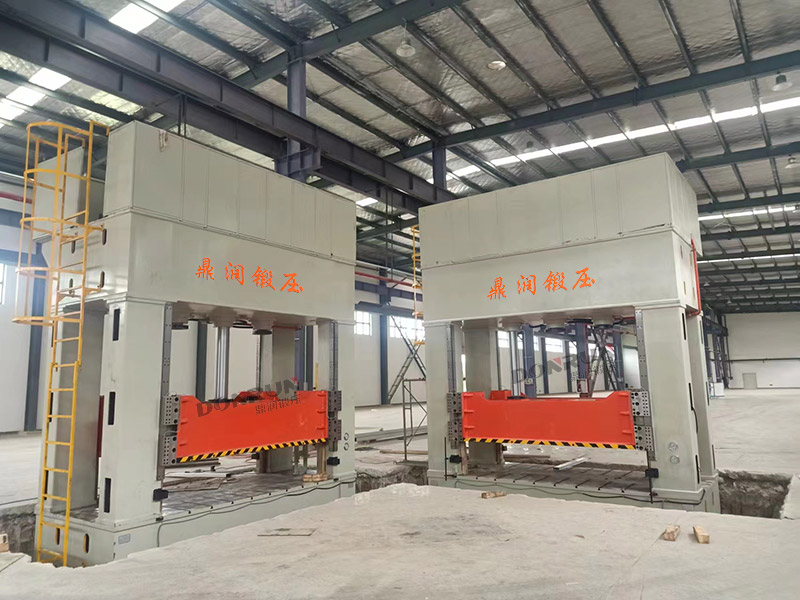 315吨汽车内饰件成型液压机客户现场