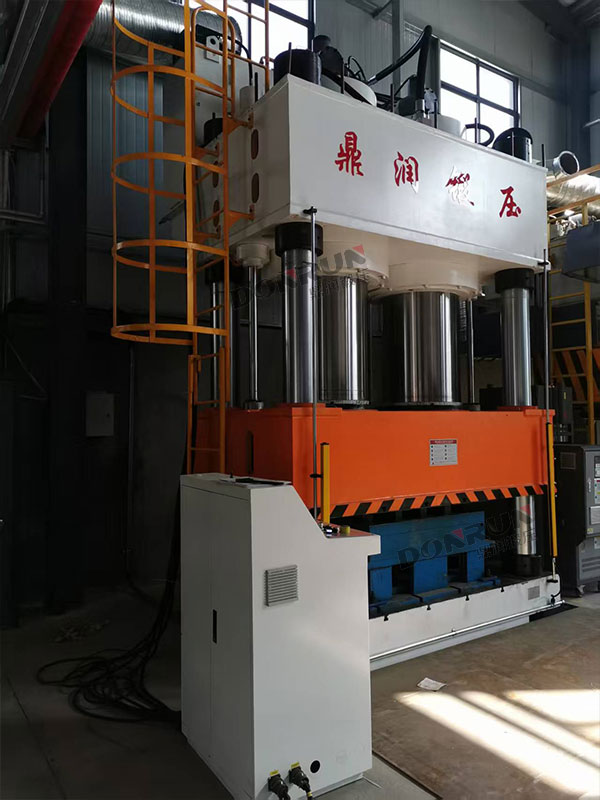 1600吨四柱液压机现场
