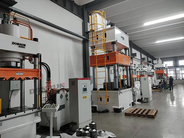 315吨灯罩拉伸液压机现场